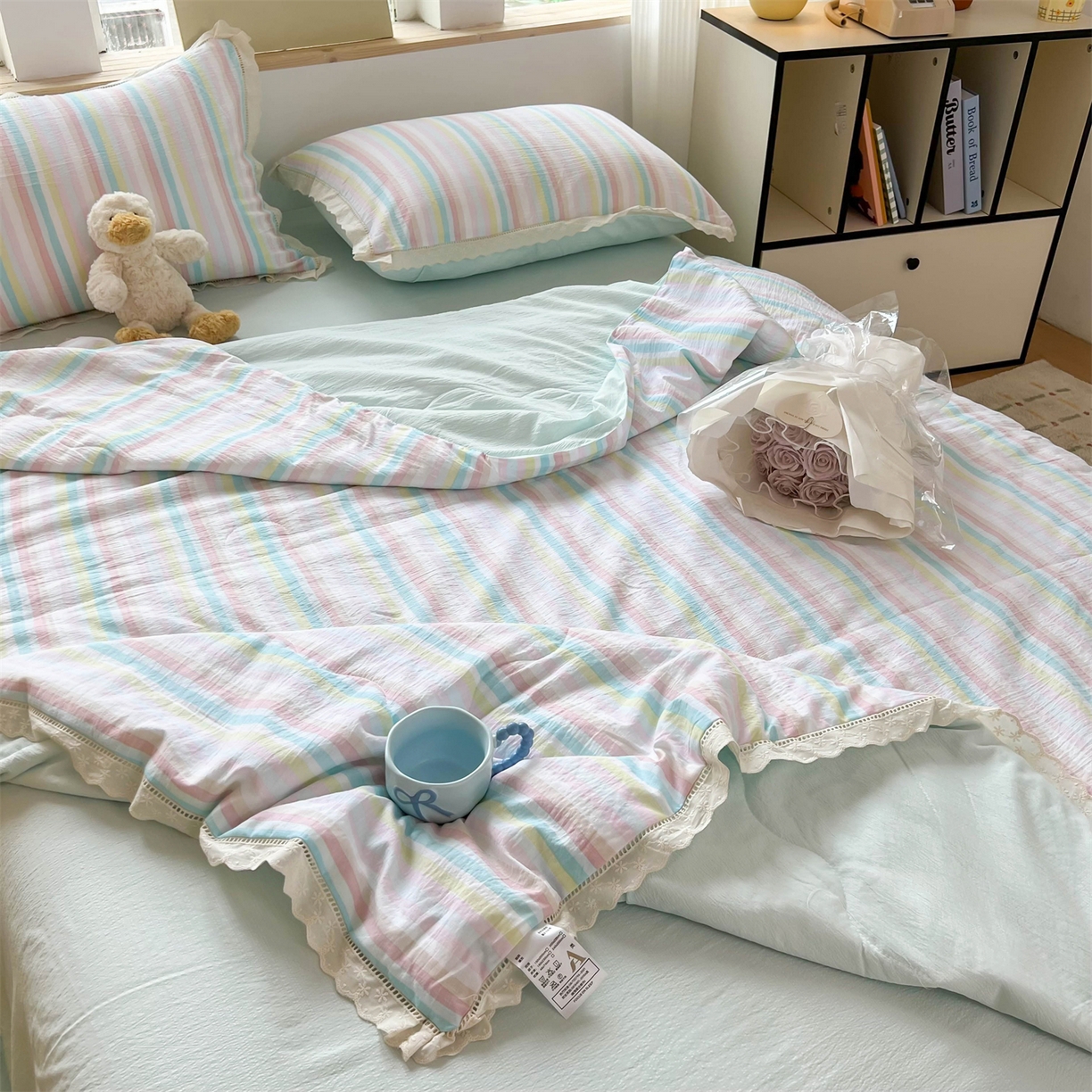 91家纺网 家纺一手货源 找家纺 温眠家纺 2025新款云感双层纱镂空花边夏被四件套 遇见彩虹