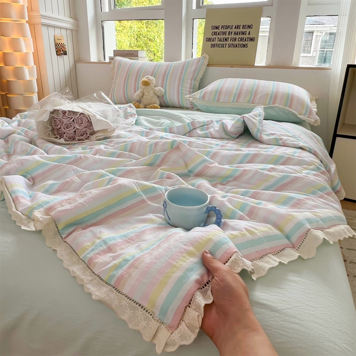 91家纺网 家纺一手货源 找家纺 温眠家纺 2025新款云感双层纱镂空花边夏被四件套 遇见彩虹