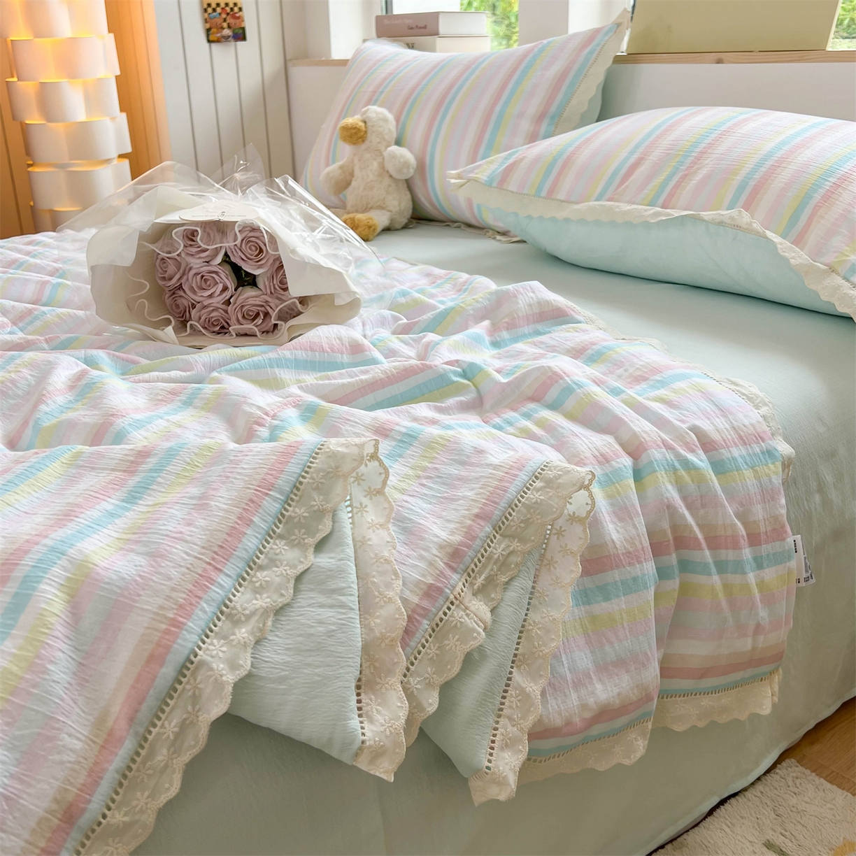 91家纺网 家纺一手货源 找家纺 温眠家纺 2025新款云感双层纱镂空花边夏被四件套 遇见彩虹