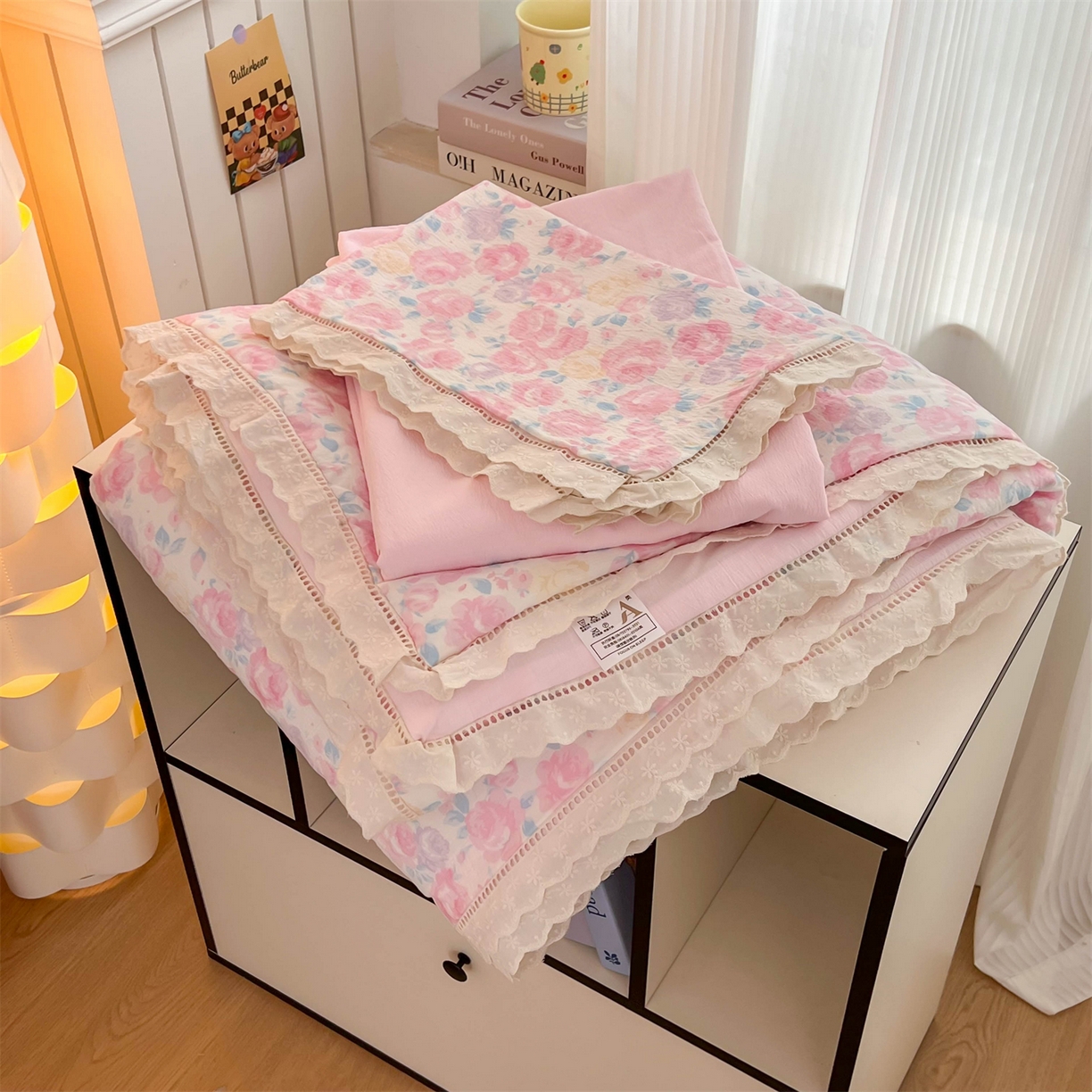 91家纺网 家纺一手货源 找家纺 温眠家纺 2025新款云感双层纱镂空花边夏被四件套 组合图