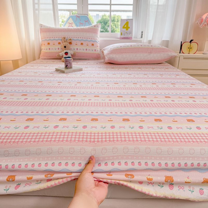 91家纺网 家纺一手货源 找家纺 温眠家纺 2025春夏新款云感棉双层纱床笠单床笠枕套三件套 草莓蛋糕