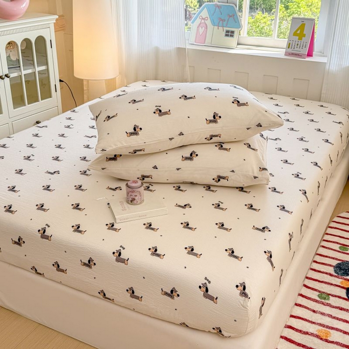 91家纺网 家纺一手货源 找家纺 温眠家纺 2025春夏新款云感棉双层纱床笠单床笠枕套三件套 腊肠狗