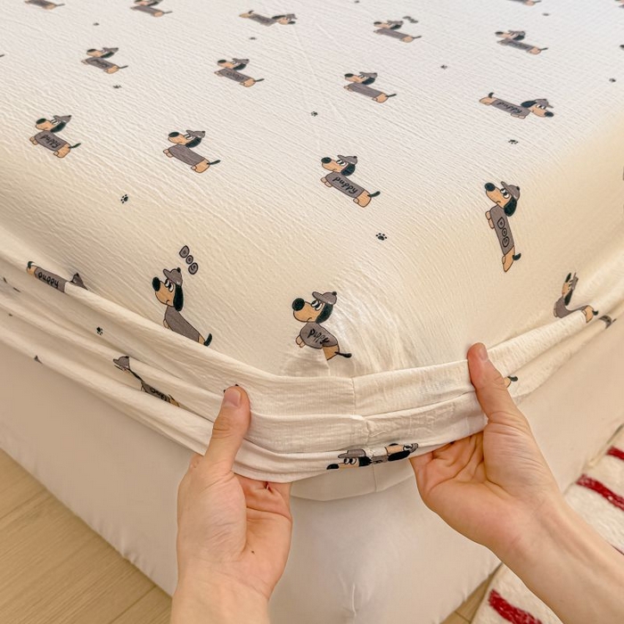 91家纺网 家纺一手货源 找家纺 温眠家纺 2025春夏新款云感棉双层纱床笠单床笠枕套三件套 腊肠狗