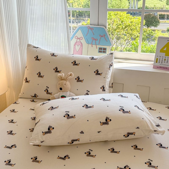 91家纺网 家纺一手货源 找家纺 温眠家纺 2025春夏新款云感棉双层纱床笠单床笠枕套三件套 腊肠狗