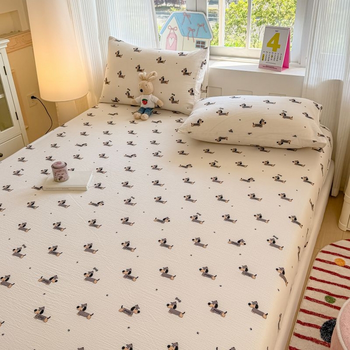 91家纺网 家纺一手货源 找家纺 温眠家纺 2025春夏新款云感棉双层纱床笠单床笠枕套三件套 腊肠狗