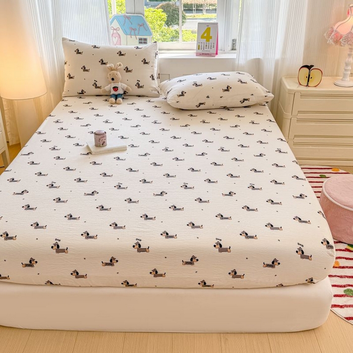 91家纺网 家纺一手货源 找家纺 温眠家纺 2025春夏新款云感棉双层纱床笠单床笠枕套三件套 腊肠狗