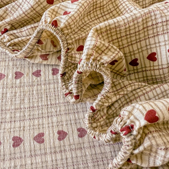 91家纺网 家纺一手货源 找家纺 温眠家纺 2025春夏新款云感棉双层纱床笠单床笠枕套三件套 相思红豆