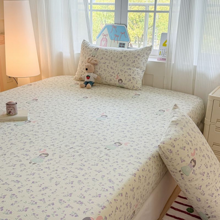 91家纺网 家纺一手货源 找家纺 温眠家纺 2025春夏新款云感棉双层纱床笠单床笠枕套三件套 思念女孩