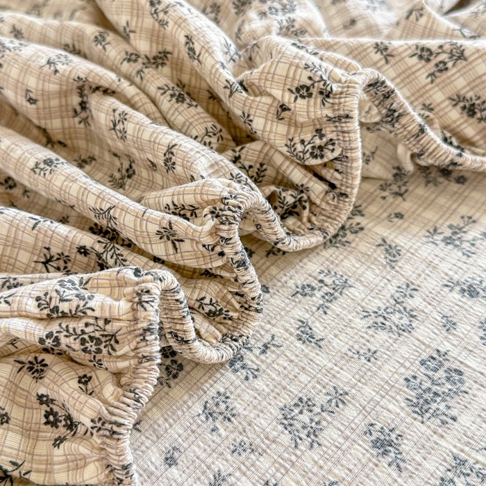 91家纺网 家纺一手货源 找家纺 温眠家纺 2025春夏新款云感棉双层纱床笠单床笠枕套三件套 失约温柔