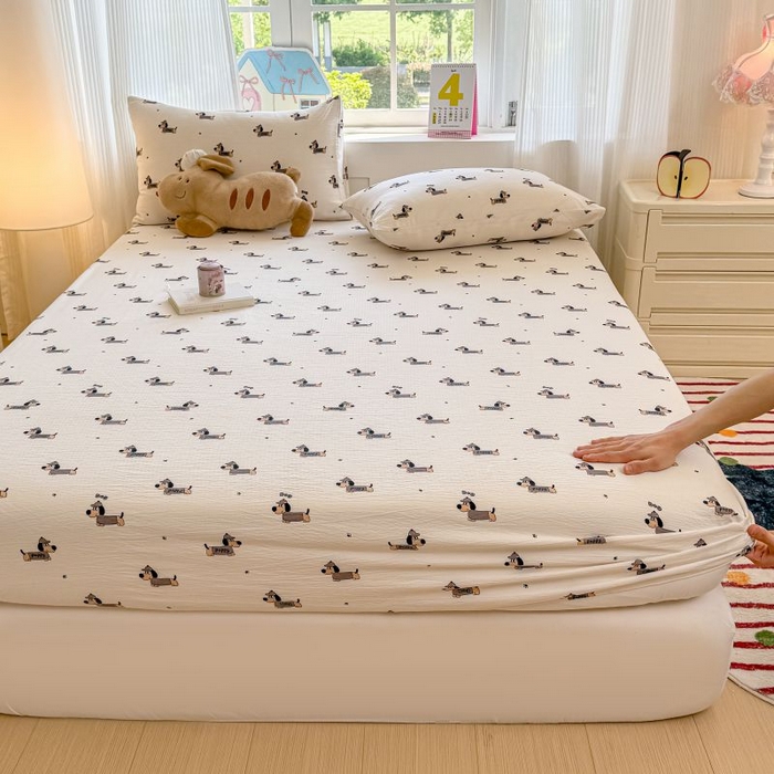 91家纺网 家纺一手货源 找家纺 温眠家纺 2025春夏新款云感棉双层纱床笠单床笠枕套三件套 腊肠狗