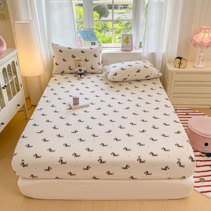 91家纺网 家纺一手货源 找家纺 温眠家纺 2025春夏新款云感棉双层纱床笠单床笠枕套三件套 腊肠狗