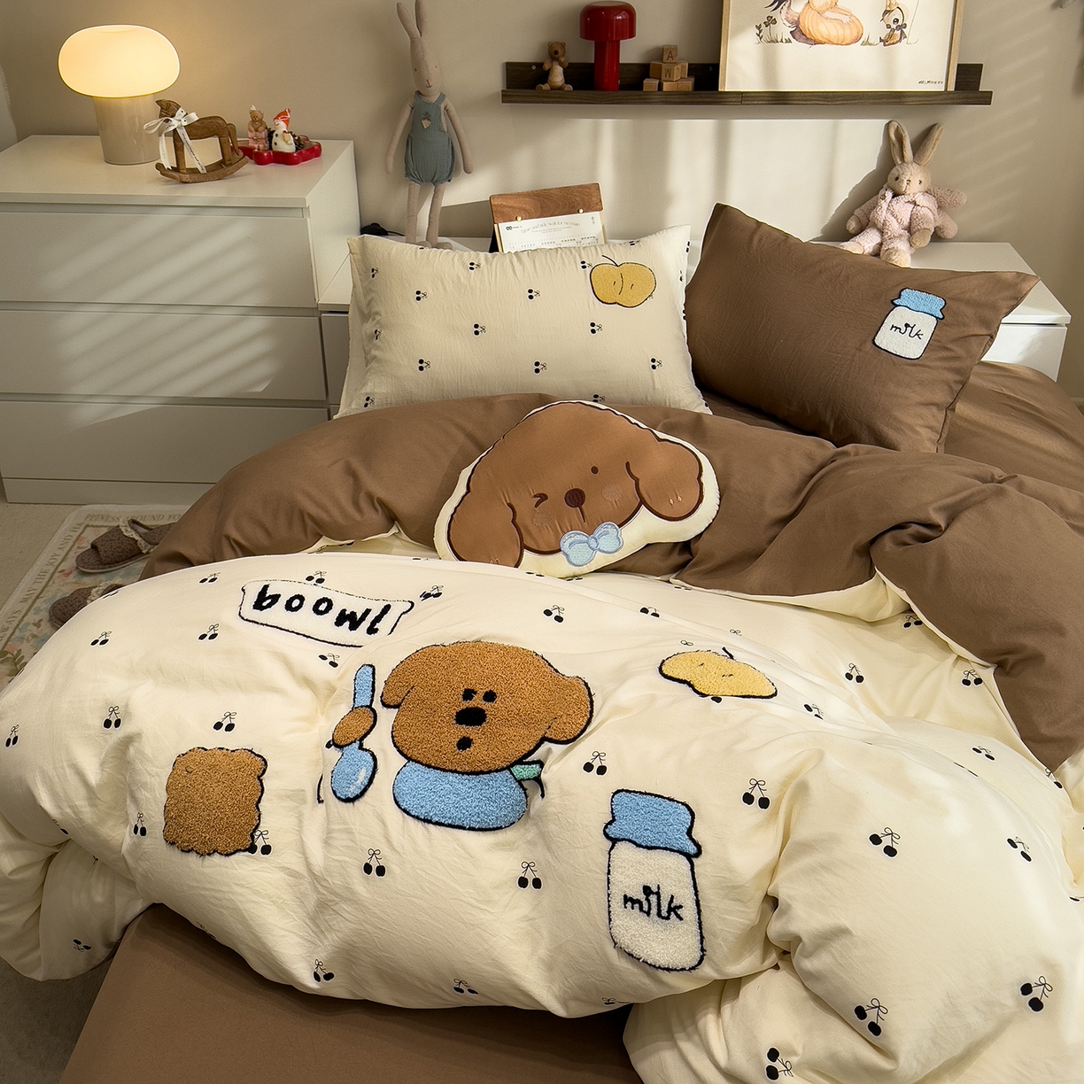 91家纺网 家纺一手货源 找家纺 曼谷家纺 2026新款卡通水洗棉毛巾绣四件套被套 苹果牛奶-樱桃咖