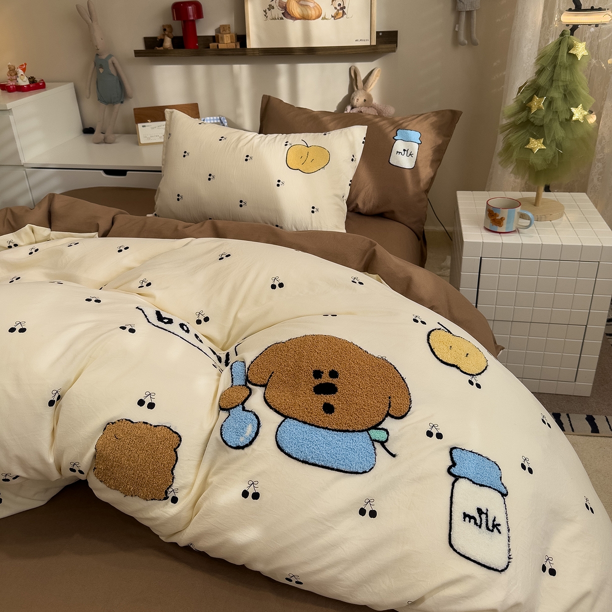 91家纺网 家纺一手货源 找家纺 曼谷家纺 2026新款卡通水洗棉毛巾绣四件套被套 苹果牛奶-樱桃咖