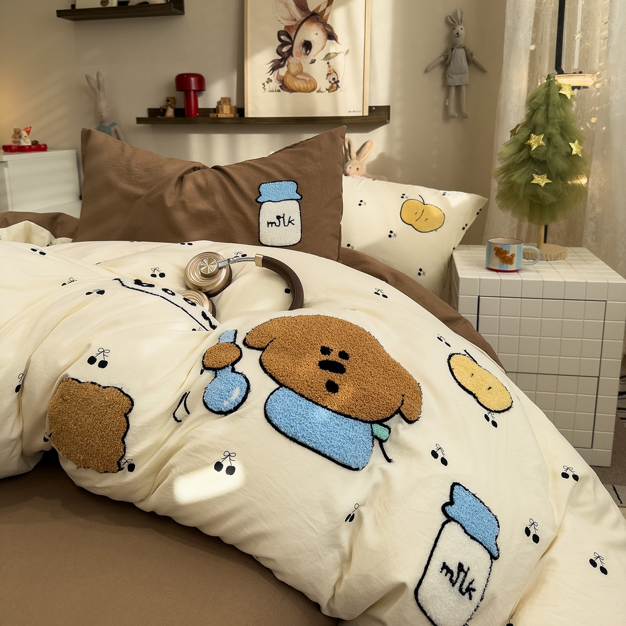 91家纺网 家纺一手货源 找家纺 曼谷家纺 2026新款卡通水洗棉毛巾绣四件套被套 苹果牛奶-樱桃咖