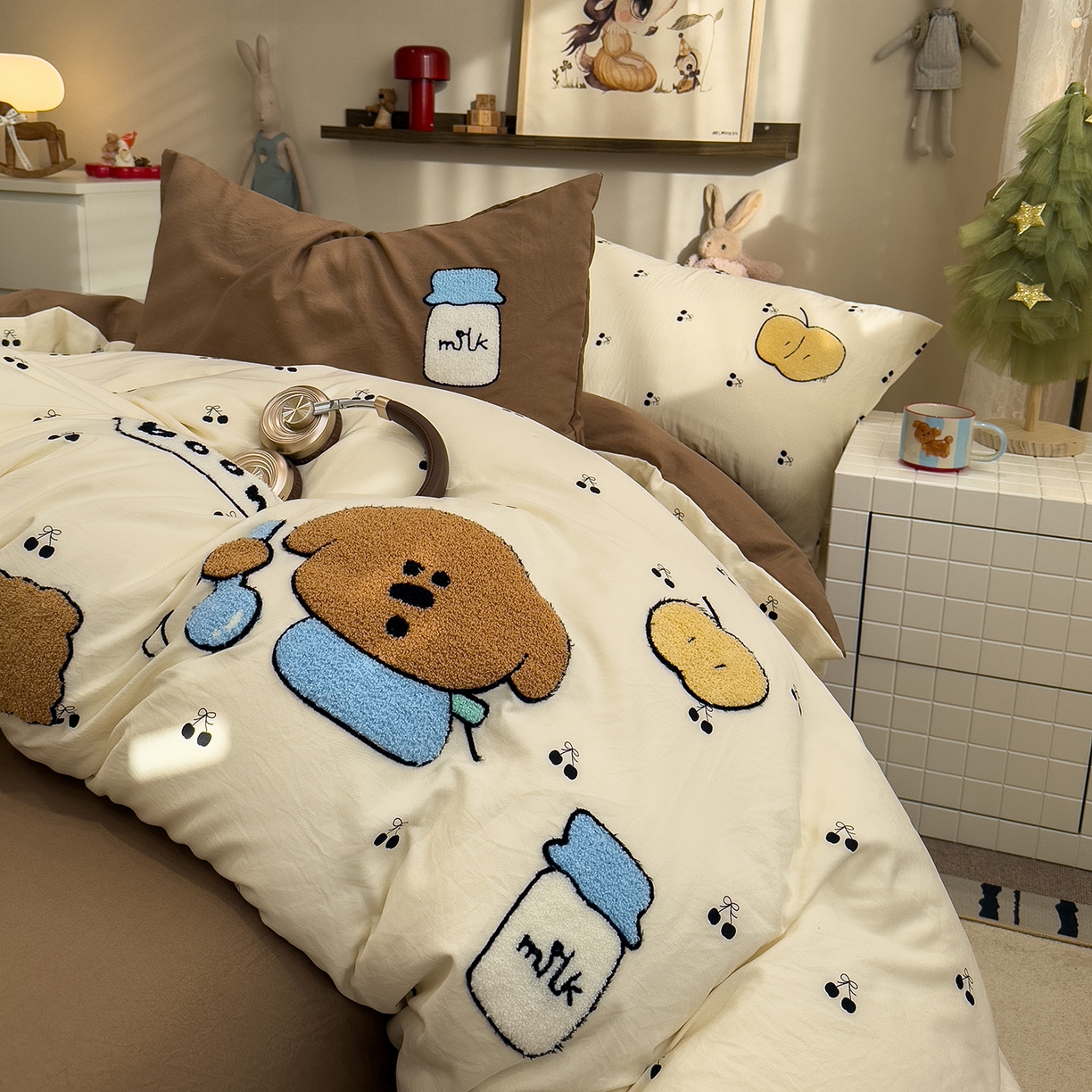 91家纺网 家纺一手货源 找家纺 曼谷家纺 2026新款卡通水洗棉毛巾绣四件套被套 苹果牛奶-樱桃咖