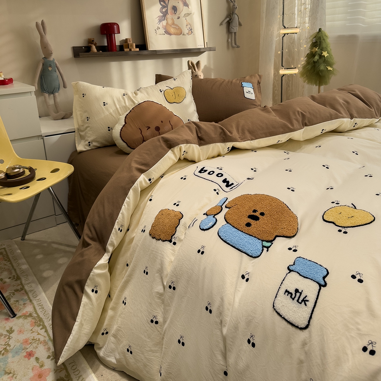 91家纺网 家纺一手货源 找家纺 曼谷家纺 2026新款卡通水洗棉毛巾绣四件套被套 苹果牛奶-樱桃咖