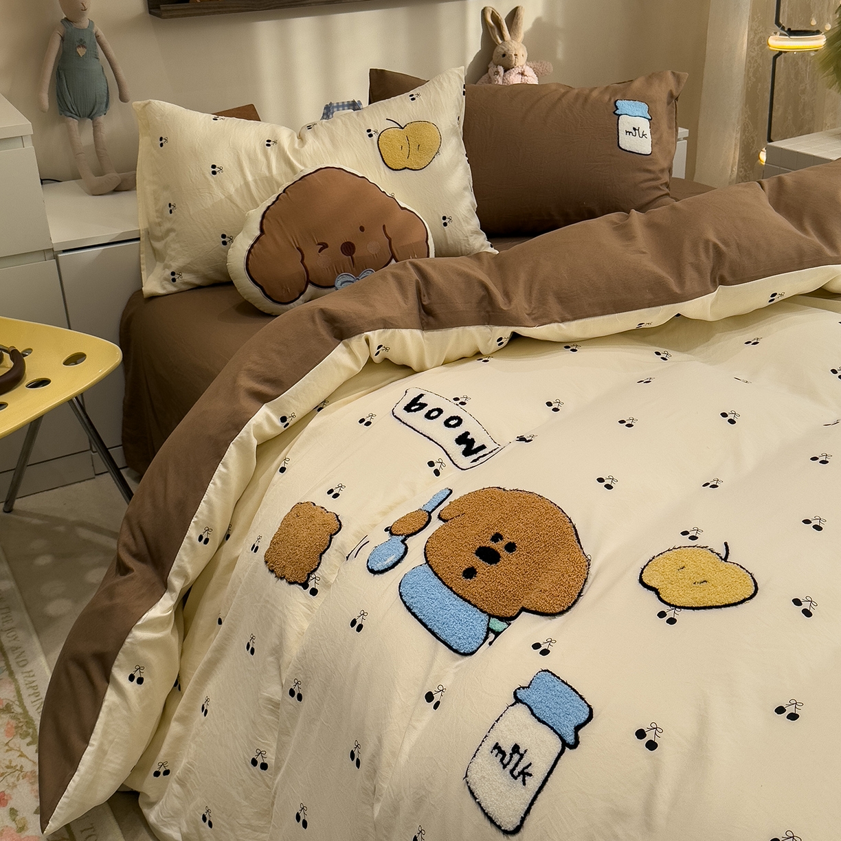 91家纺网 家纺一手货源 找家纺 曼谷家纺 2026新款卡通水洗棉毛巾绣四件套被套 苹果牛奶-樱桃咖