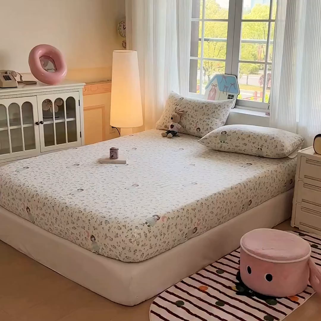 91家纺网 家纺一手货源 找家纺 温眠家纺 2025春夏新款云感棉双层纱床笠单床笠枕套三件套 思念女孩