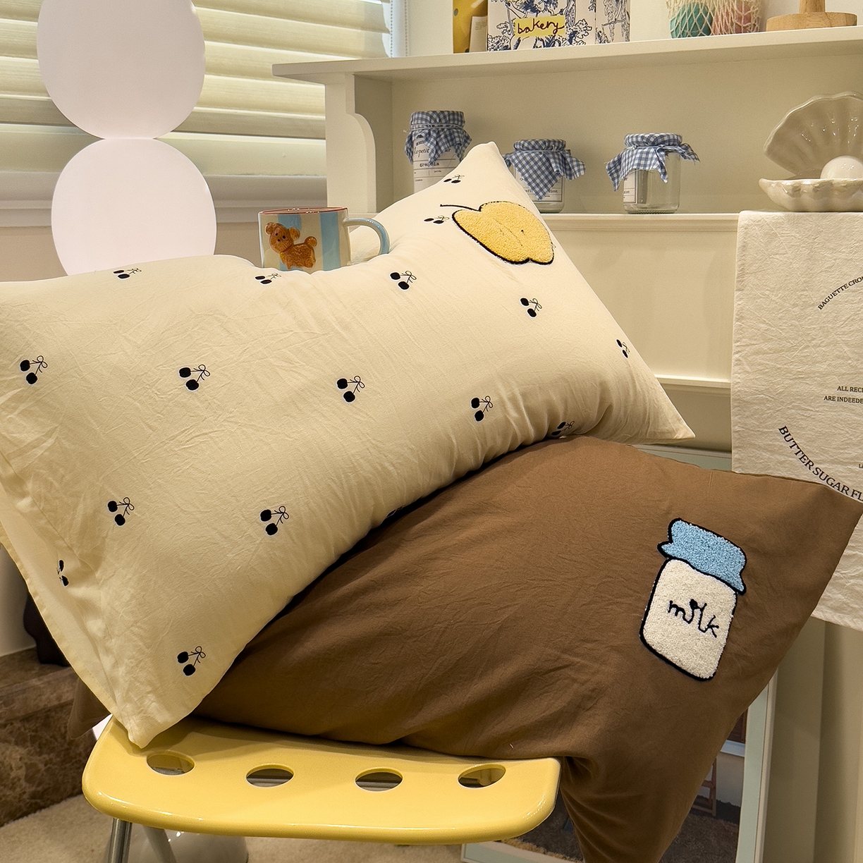 91家纺网 家纺一手货源 找家纺 曼谷家纺 2026新款卡通水洗棉毛巾绣四件套被套 苹果牛奶-樱桃咖