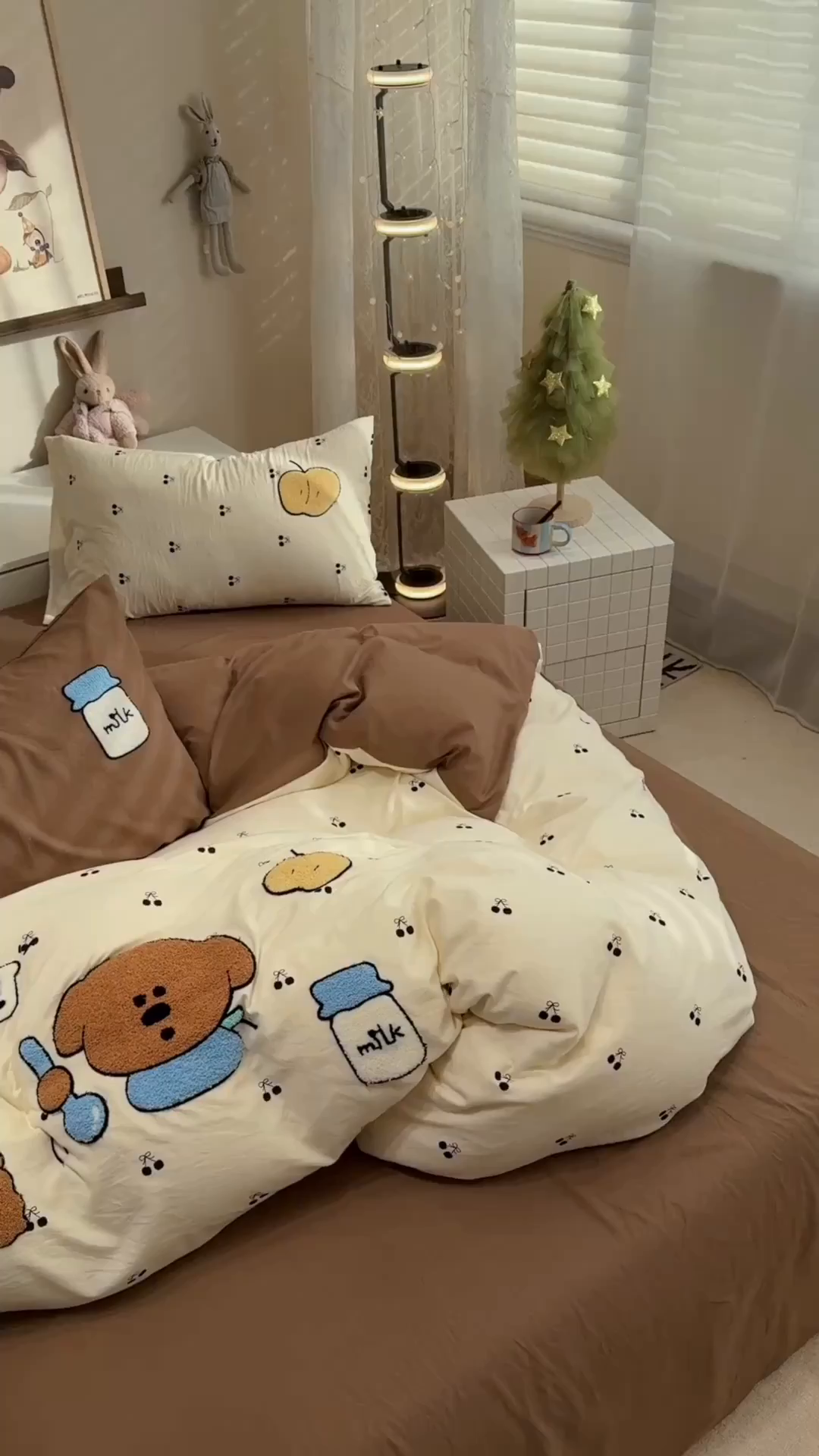 91家纺网 家纺一手货源 找家纺 曼谷家纺 2026新款卡通水洗棉毛巾绣四件套被套 苹果牛奶-樱桃咖