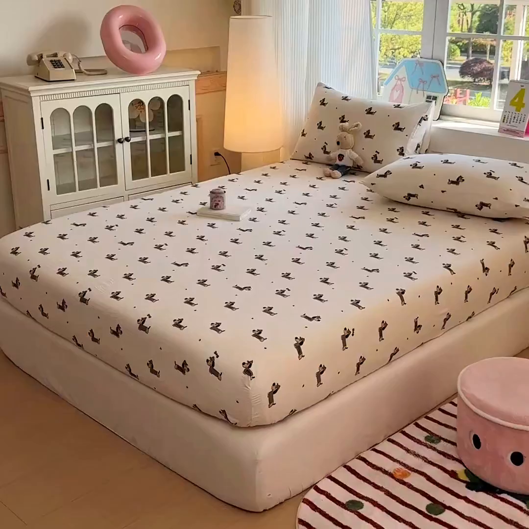 91家纺网 家纺一手货源 找家纺 温眠家纺 2025春夏新款云感棉双层纱床笠单床笠枕套三件套 腊肠狗