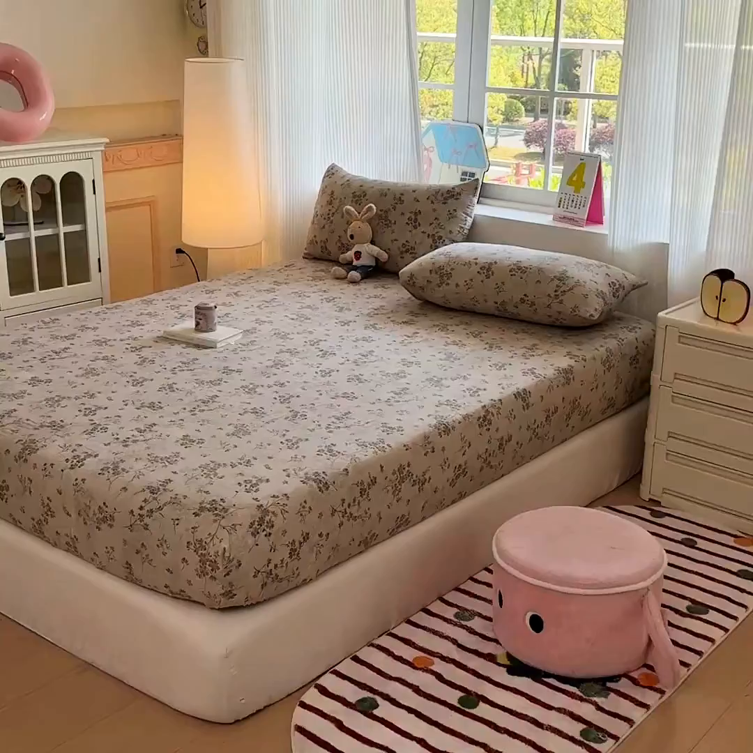 91家纺网 家纺一手货源 找家纺 温眠家纺 2025春夏新款云感棉双层纱床笠单床笠枕套三件套 秋风萧瑟