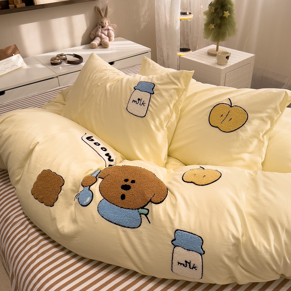 91家纺网 家纺一手货源 找家纺 曼谷家纺 2026新款卡通水洗棉毛巾绣四件套被套 苹果牛奶-芝士咖条