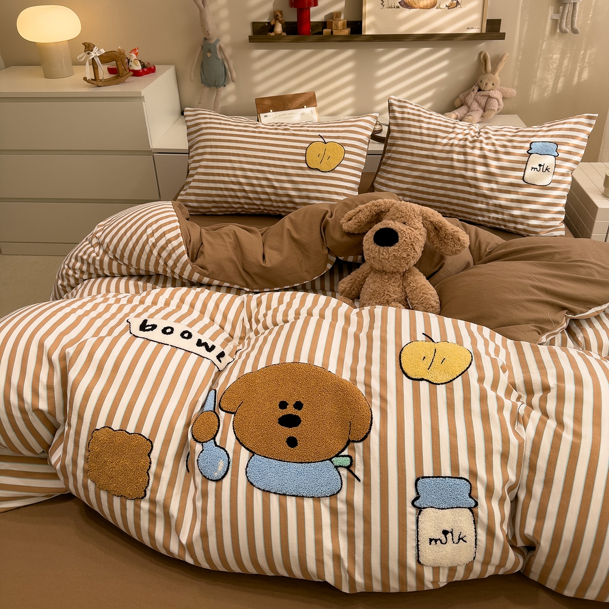 91家纺网 家纺一手货源 找家纺 曼谷家纺 2026新款卡通水洗棉毛巾绣四件套被套 苹果牛奶-咖条