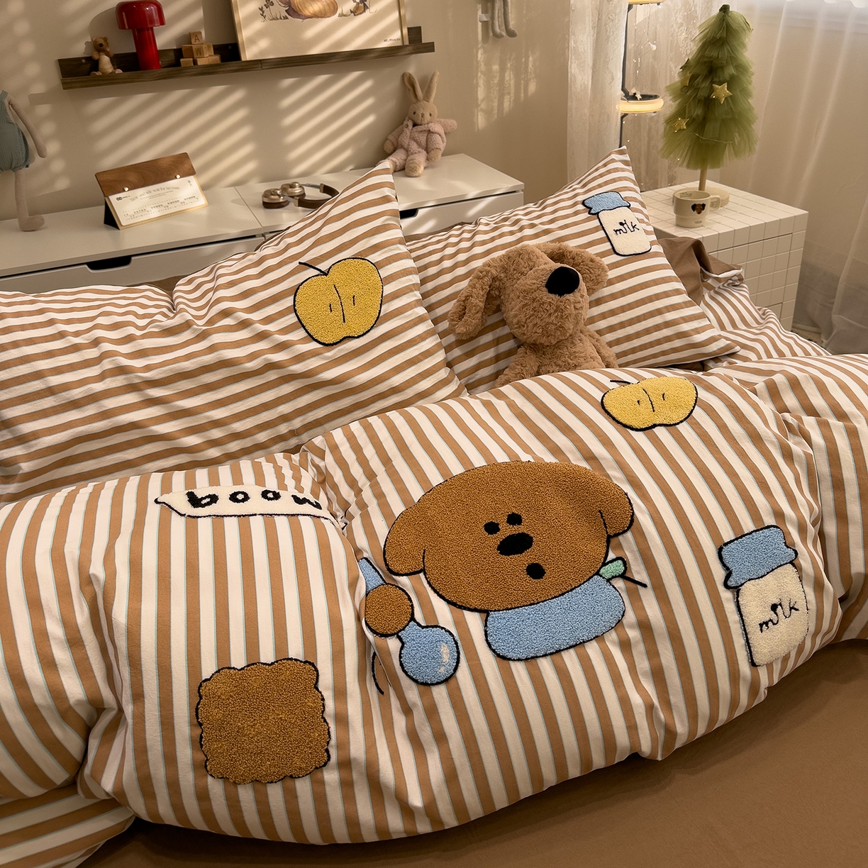 91家纺网 家纺一手货源 找家纺 曼谷家纺 2026新款卡通水洗棉毛巾绣四件套被套 苹果牛奶-咖条