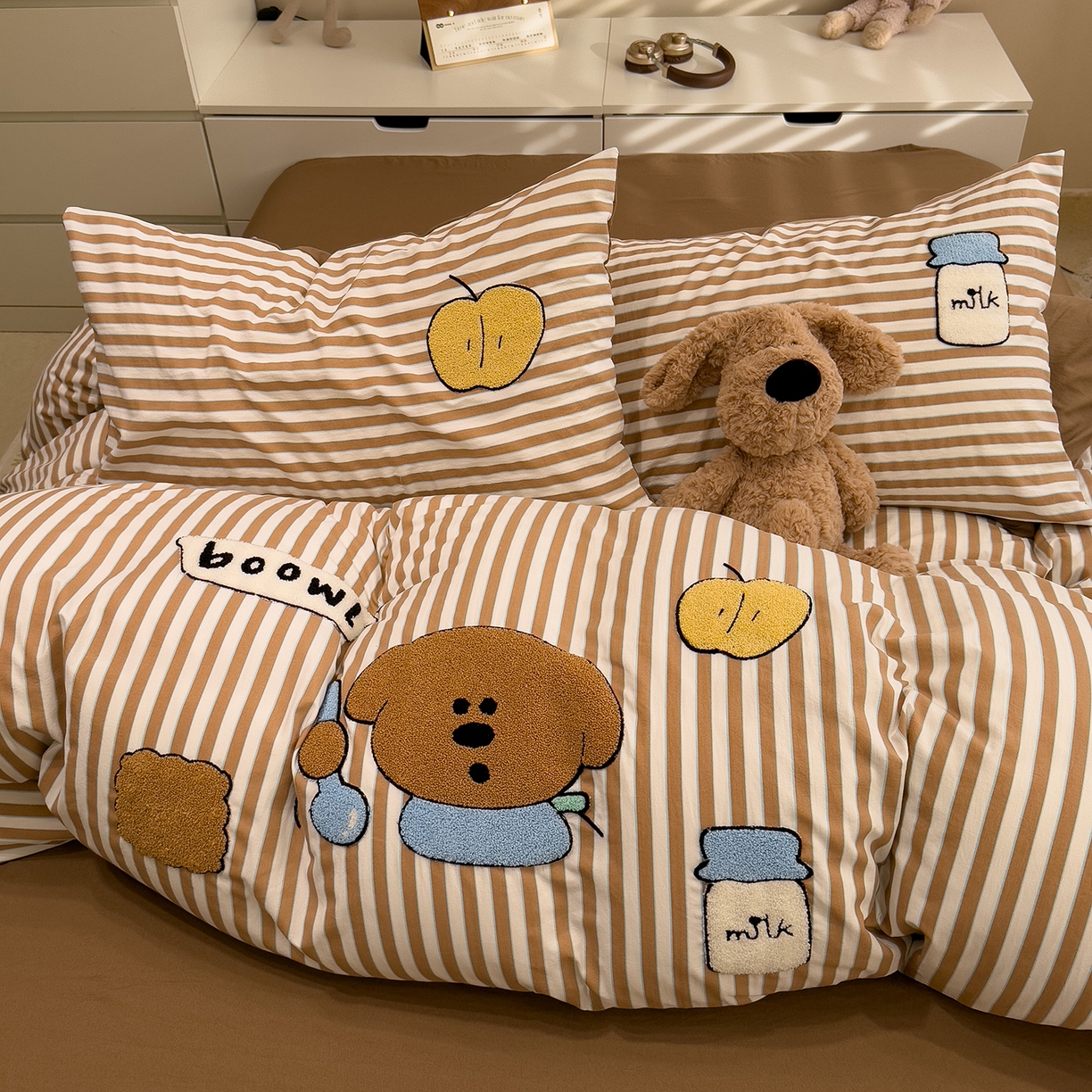 91家纺网 家纺一手货源 找家纺 曼谷家纺 2026新款卡通水洗棉毛巾绣四件套被套 苹果牛奶-咖条