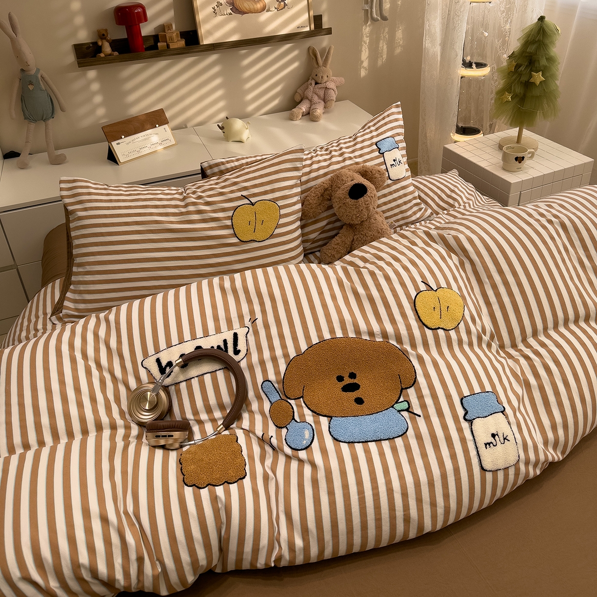 91家纺网 家纺一手货源 找家纺 曼谷家纺 2026新款卡通水洗棉毛巾绣四件套被套 苹果牛奶-咖条