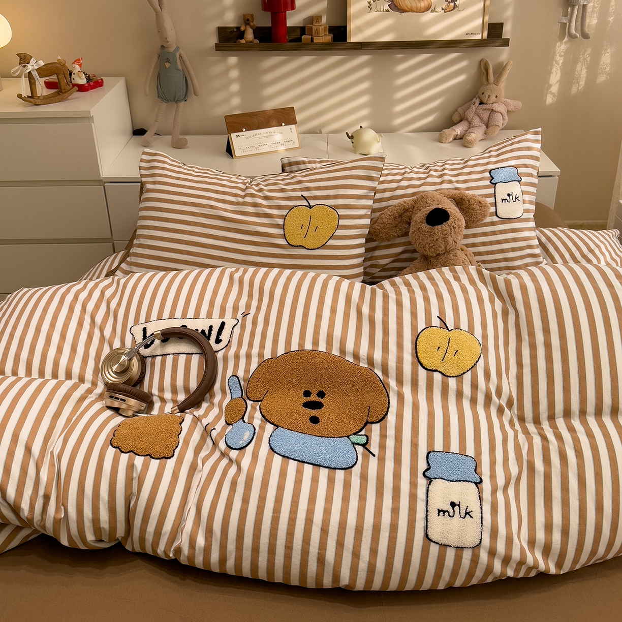 91家纺网 家纺一手货源 找家纺 曼谷家纺 2026新款卡通水洗棉毛巾绣四件套被套 苹果牛奶-咖条