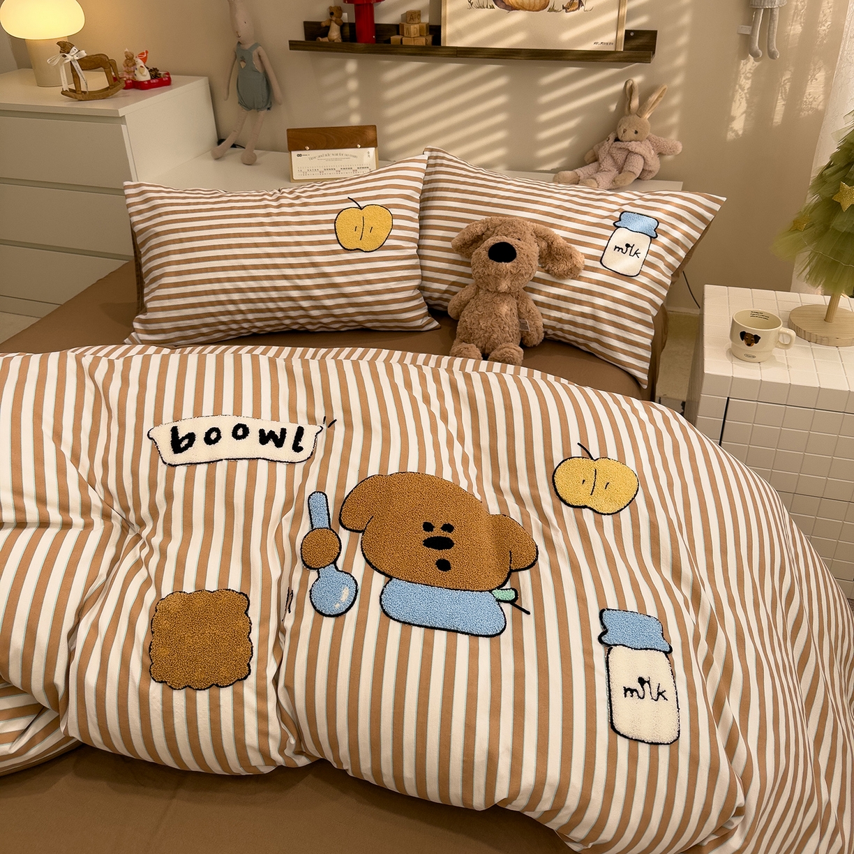 91家纺网 家纺一手货源 找家纺 曼谷家纺 2026新款卡通水洗棉毛巾绣四件套被套 苹果牛奶-咖条