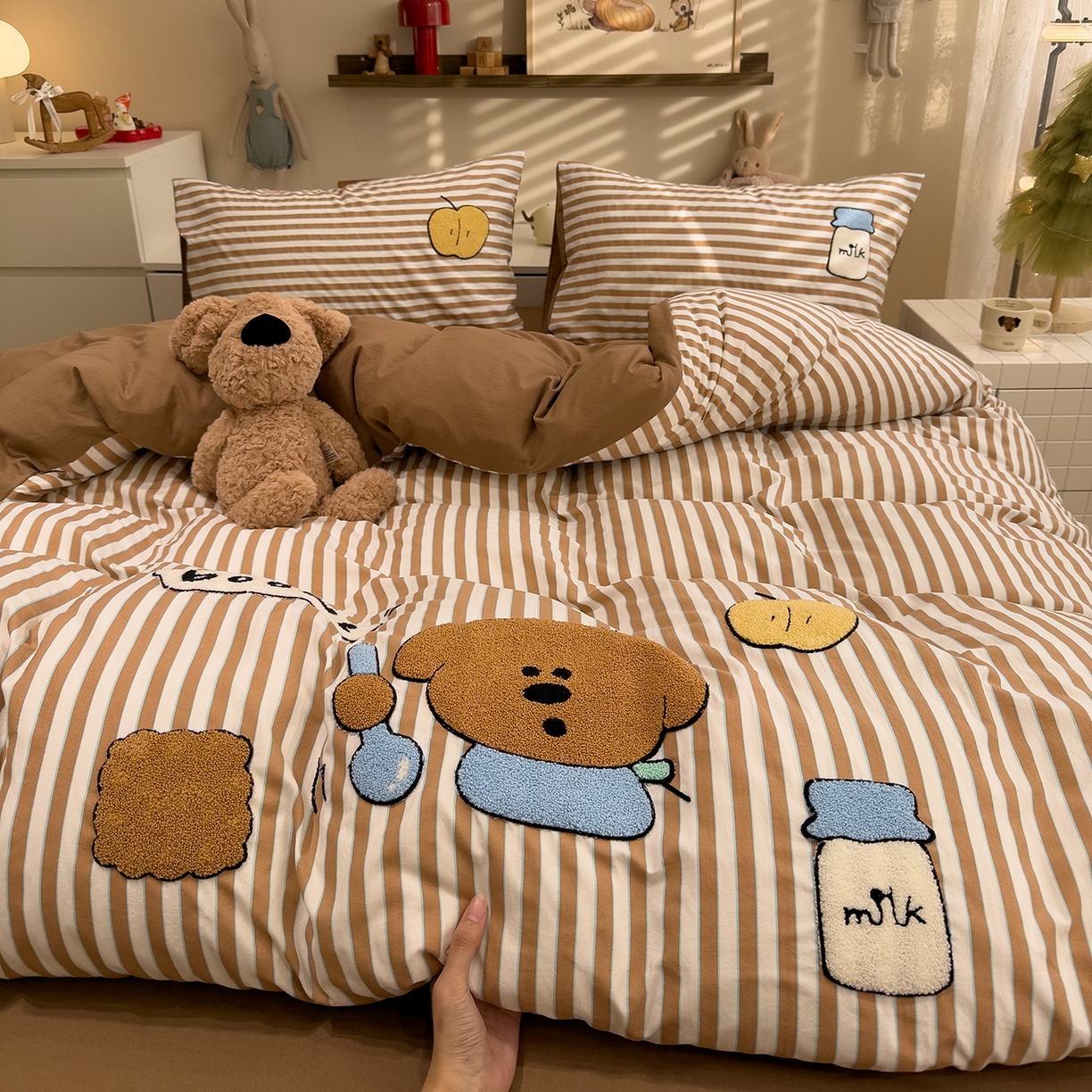 91家纺网 家纺一手货源 找家纺 曼谷家纺 2026新款卡通水洗棉毛巾绣四件套被套 苹果牛奶-咖条