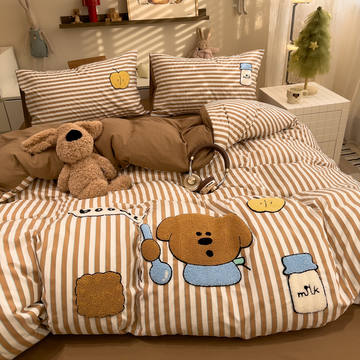 91家纺网 家纺一手货源 找家纺 曼谷家纺 2026新款卡通水洗棉毛巾绣四件套被套 苹果牛奶-咖条