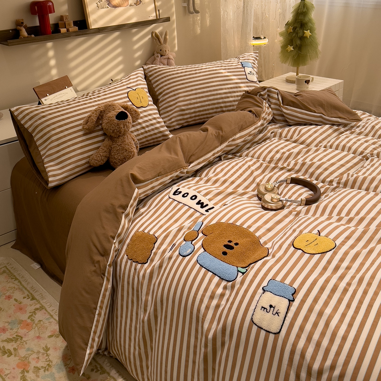 91家纺网 家纺一手货源 找家纺 曼谷家纺 2026新款卡通水洗棉毛巾绣四件套被套 苹果牛奶-咖条