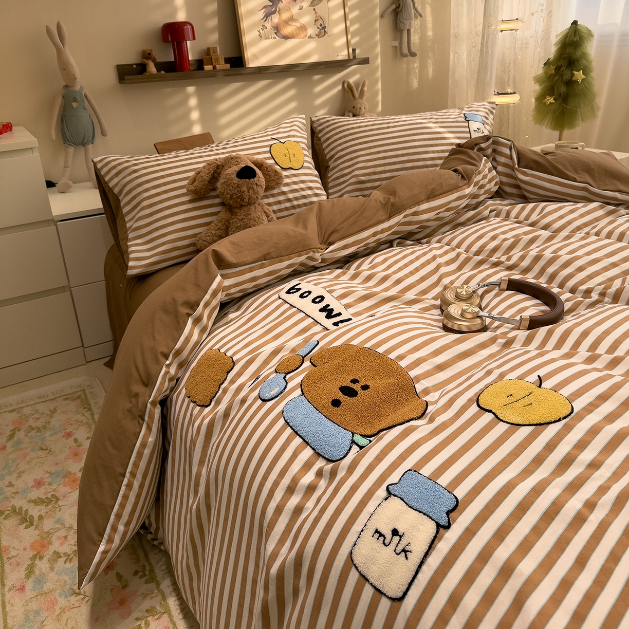 91家纺网 家纺一手货源 找家纺 曼谷家纺 2026新款卡通水洗棉毛巾绣四件套被套 苹果牛奶-咖条