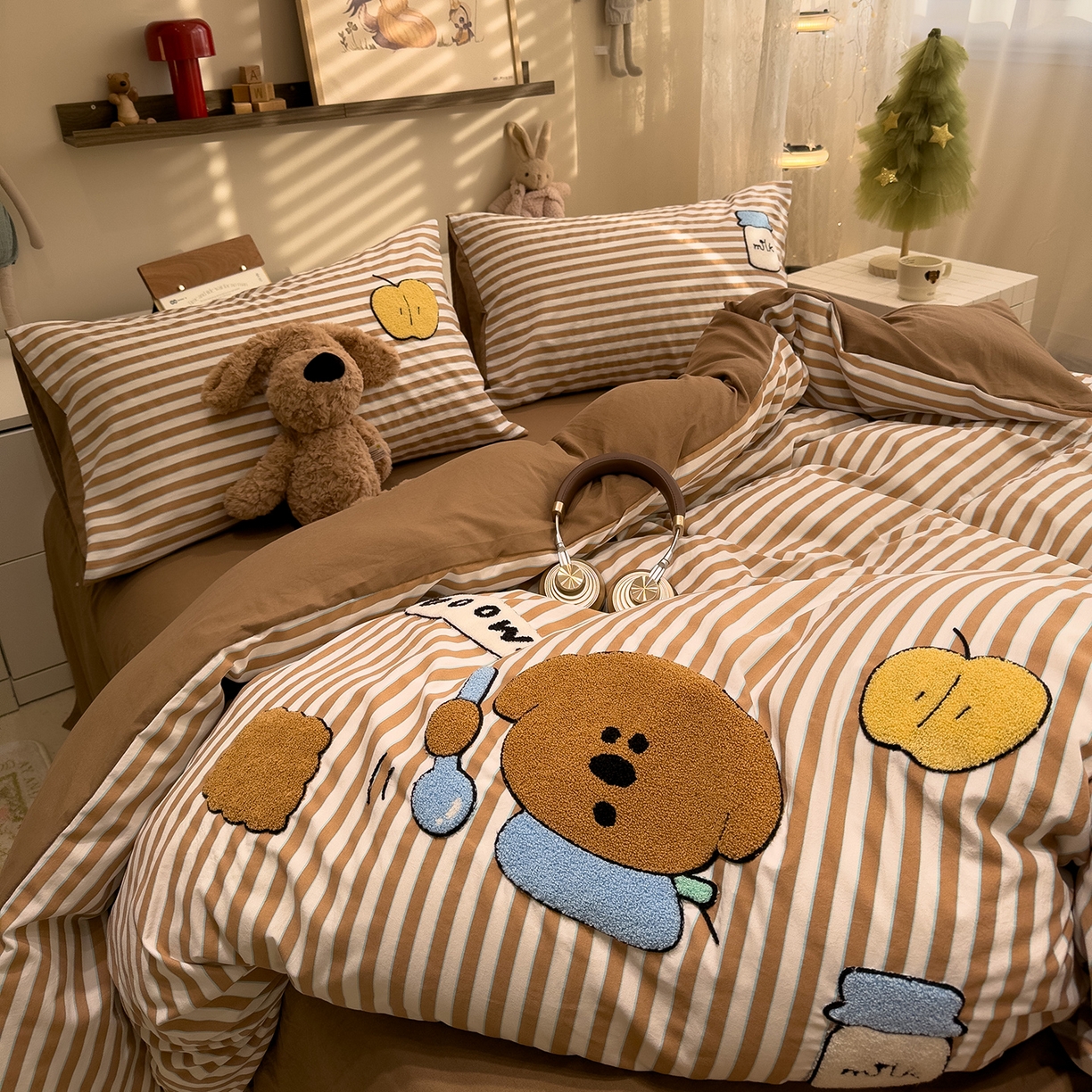 91家纺网 家纺一手货源 找家纺 曼谷家纺 2026新款卡通水洗棉毛巾绣四件套被套 苹果牛奶-咖条