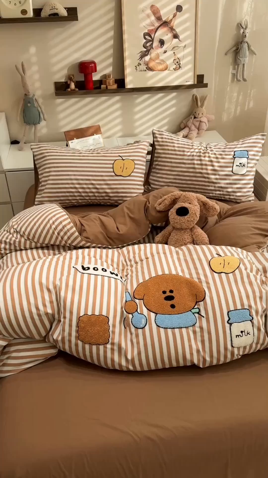 91家纺网 家纺一手货源 找家纺 曼谷家纺 2026新款卡通水洗棉毛巾绣四件套被套 苹果牛奶-咖条