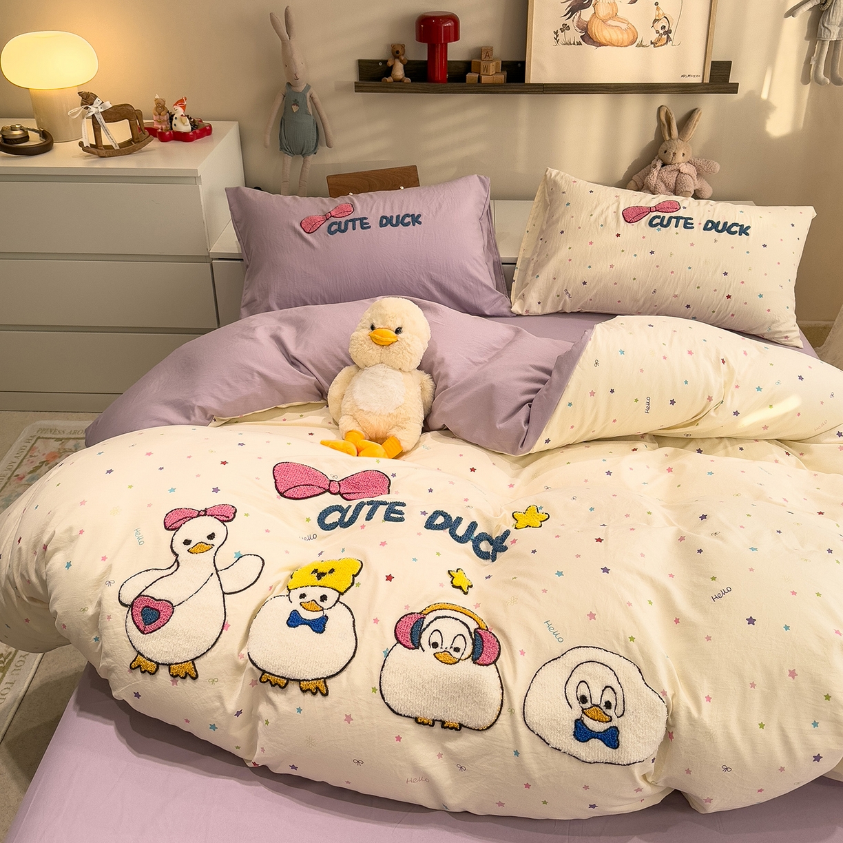 91家纺网 家纺一手货源 找家纺 曼谷家纺 2026新款卡通水洗棉毛巾绣四件套被套 达达鸭-星星紫