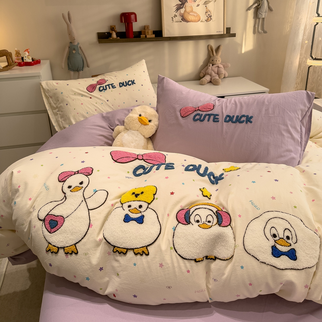 91家纺网 家纺一手货源 找家纺 曼谷家纺 2026新款卡通水洗棉毛巾绣四件套被套 达达鸭-星星紫