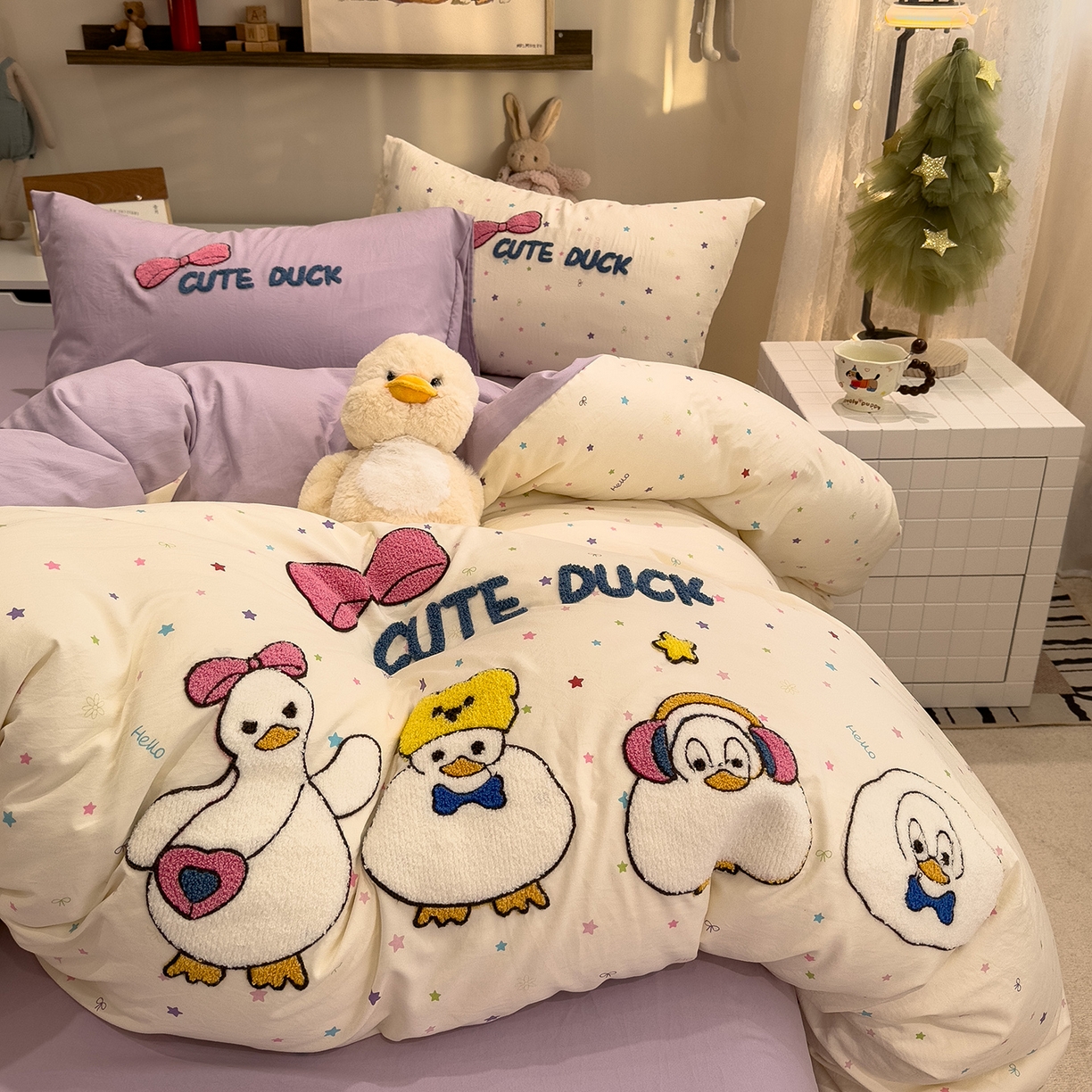 91家纺网 家纺一手货源 找家纺 曼谷家纺 2026新款卡通水洗棉毛巾绣四件套被套 达达鸭-星星紫