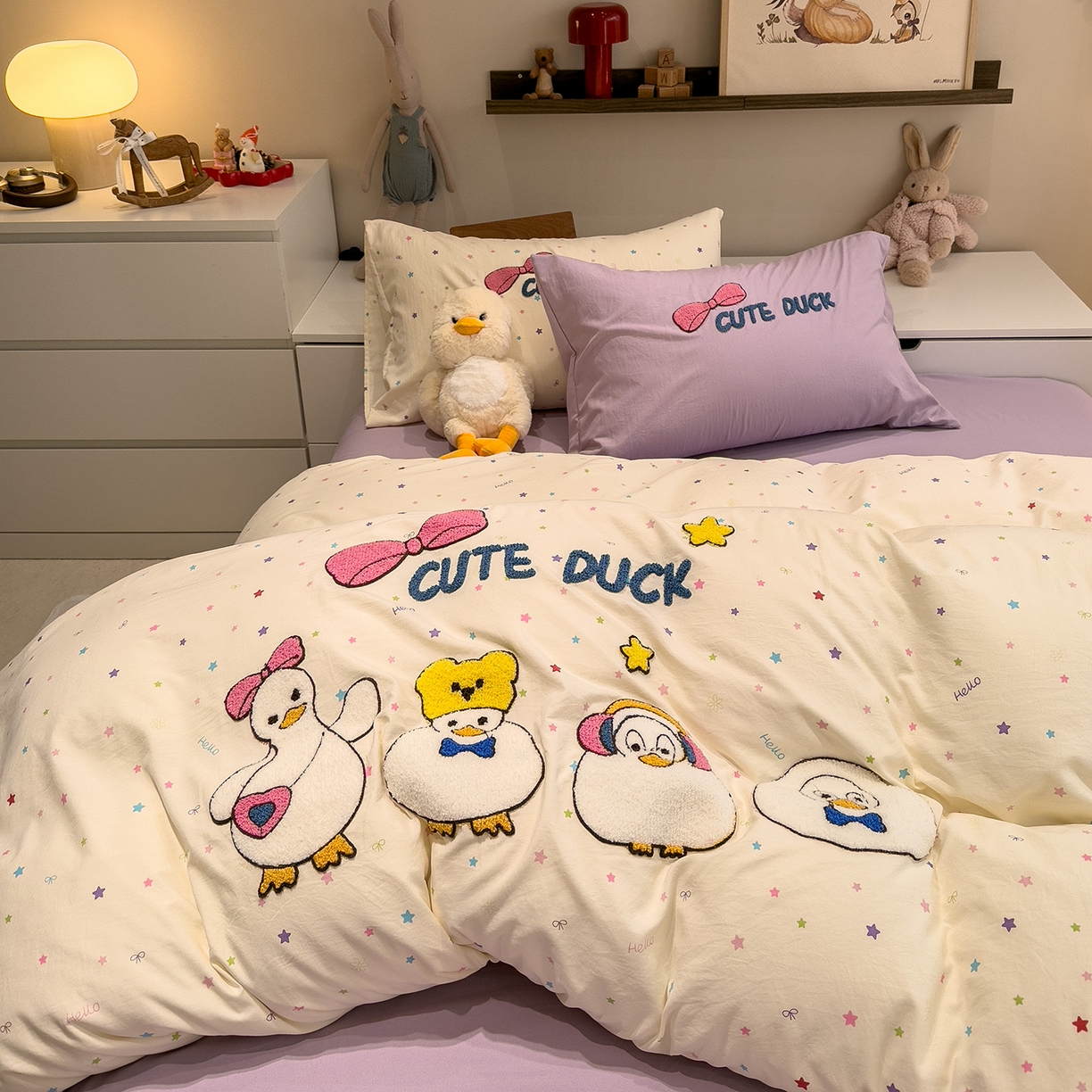 91家纺网 家纺一手货源 找家纺 曼谷家纺 2026新款卡通水洗棉毛巾绣四件套被套 达达鸭-星星紫