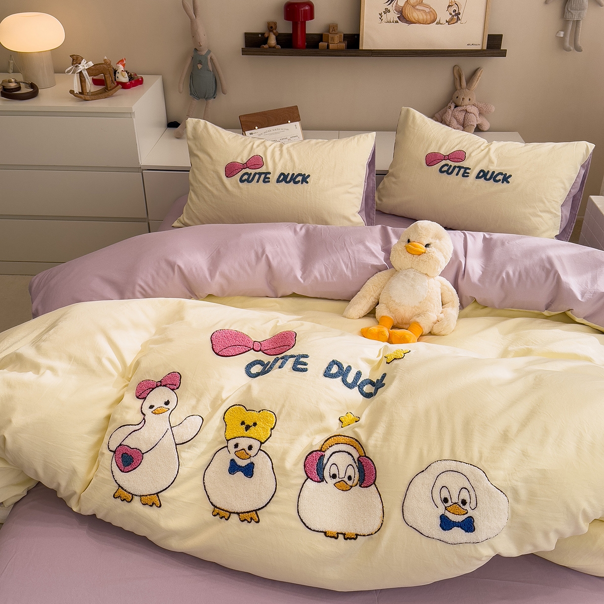 91家纺网 家纺一手货源 找家纺 曼谷家纺 2026新款卡通水洗棉毛巾绣四件套被套 达达鸭-芝士紫
