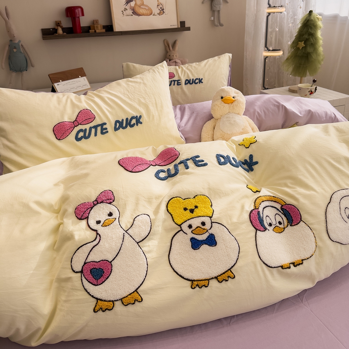 91家纺网 家纺一手货源 找家纺 曼谷家纺 2026新款卡通水洗棉毛巾绣四件套被套 达达鸭-芝士紫