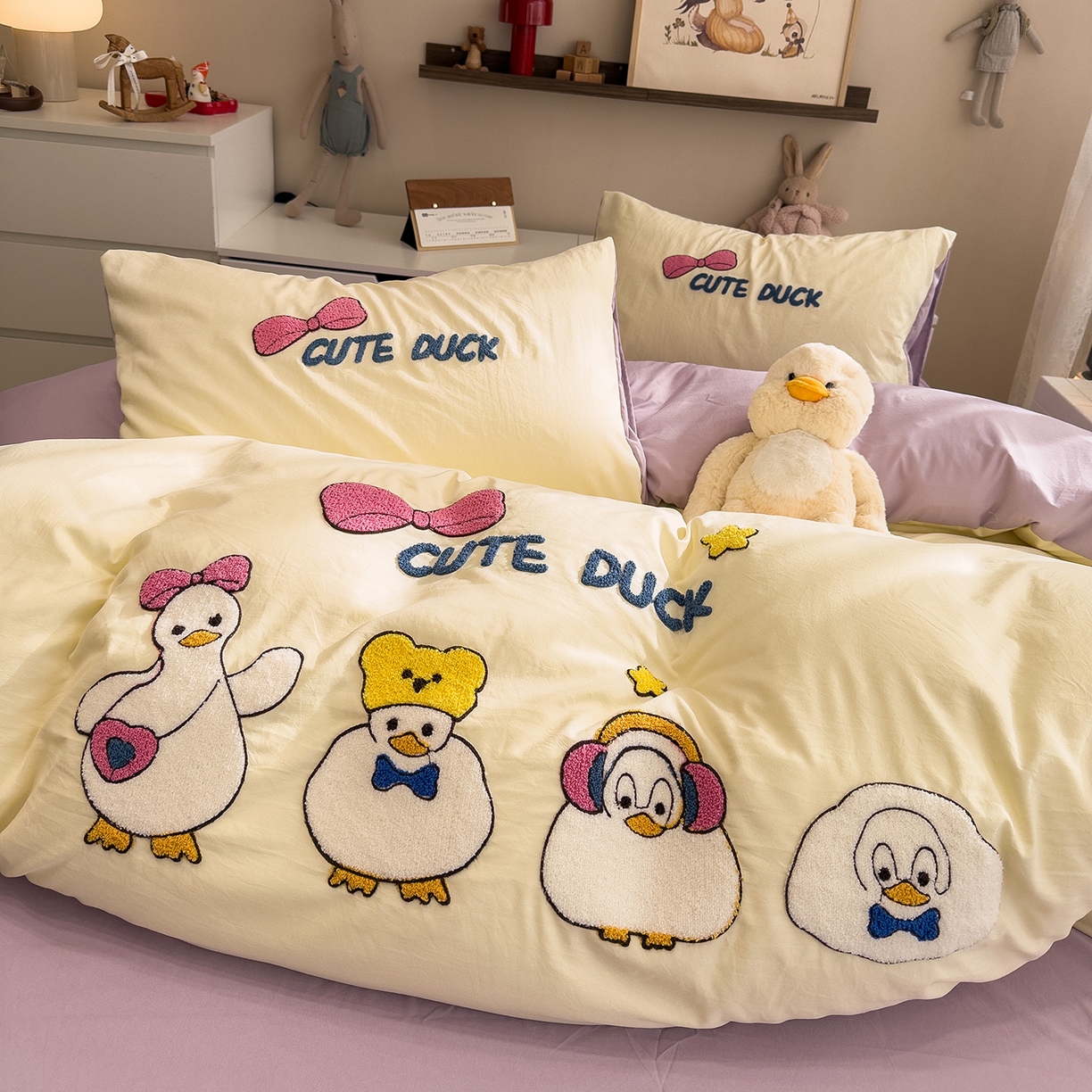 91家纺网 家纺一手货源 找家纺 曼谷家纺 2026新款卡通水洗棉毛巾绣四件套被套 达达鸭-芝士紫