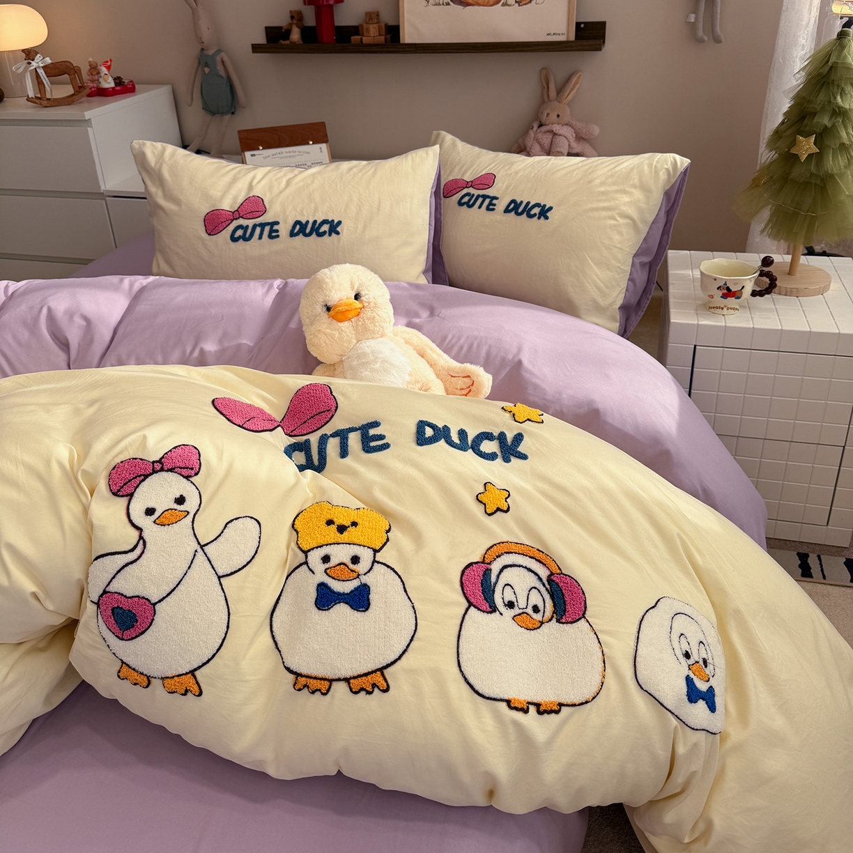 91家纺网 家纺一手货源 找家纺 曼谷家纺 2026新款卡通水洗棉毛巾绣四件套被套 达达鸭-芝士紫