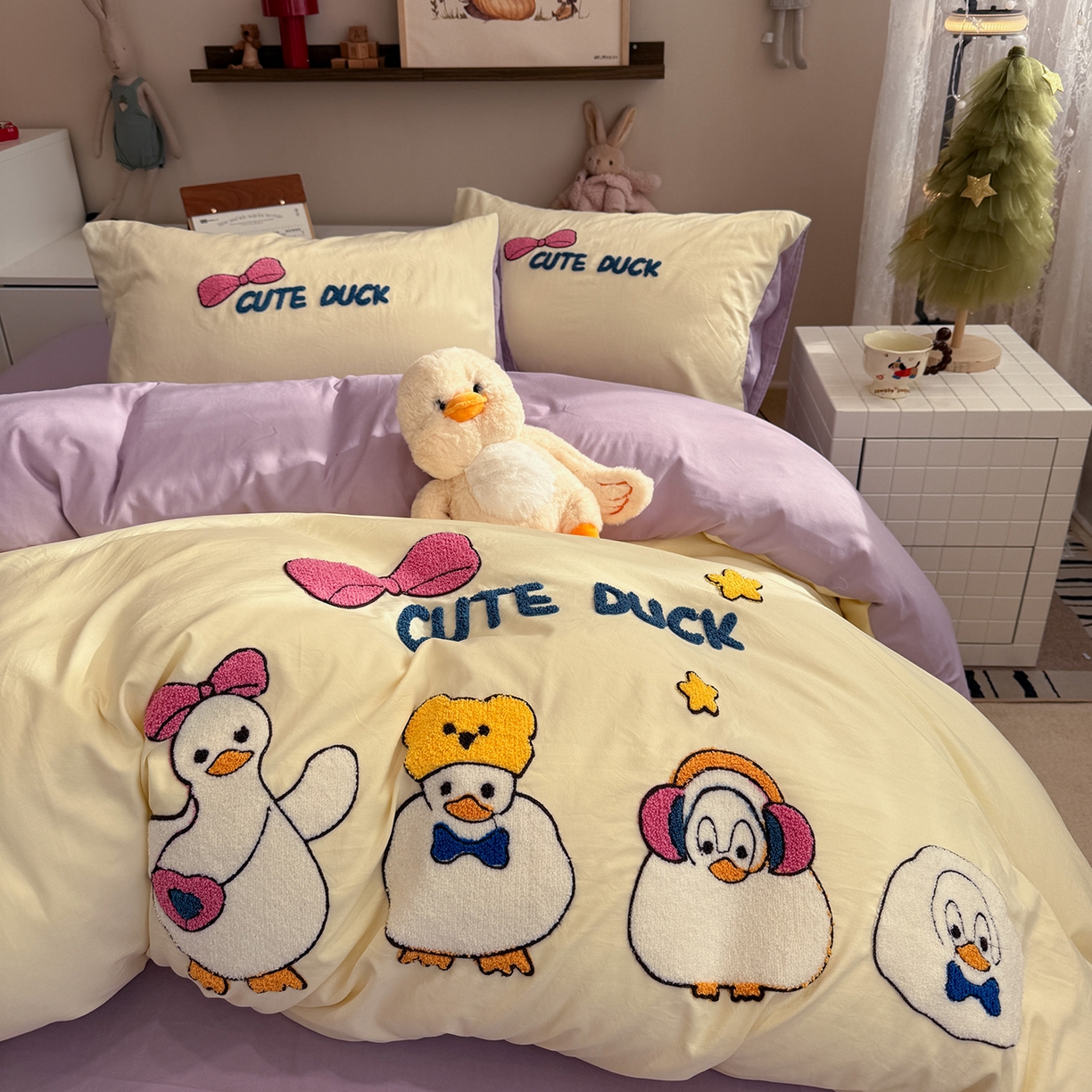 91家纺网 家纺一手货源 找家纺 曼谷家纺 2026新款卡通水洗棉毛巾绣四件套被套 达达鸭-芝士紫