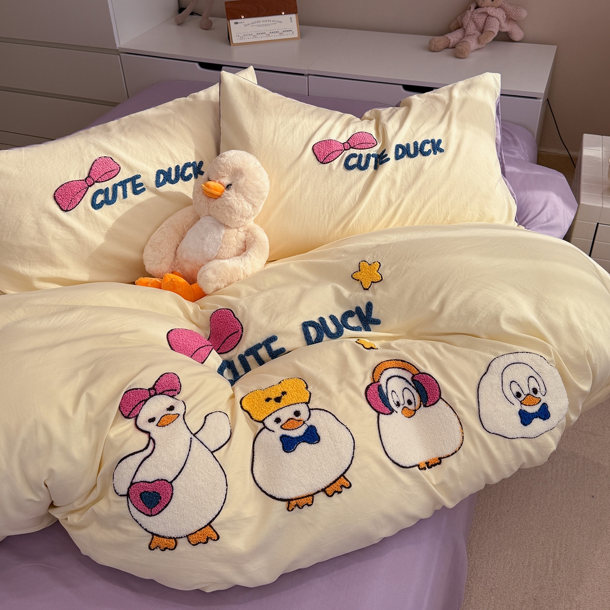 91家纺网 家纺一手货源 找家纺 曼谷家纺 2026新款卡通水洗棉毛巾绣四件套被套 达达鸭-芝士紫