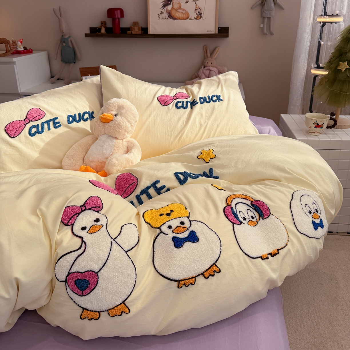 91家纺网 家纺一手货源 找家纺 曼谷家纺 2026新款卡通水洗棉毛巾绣四件套被套 达达鸭-芝士紫